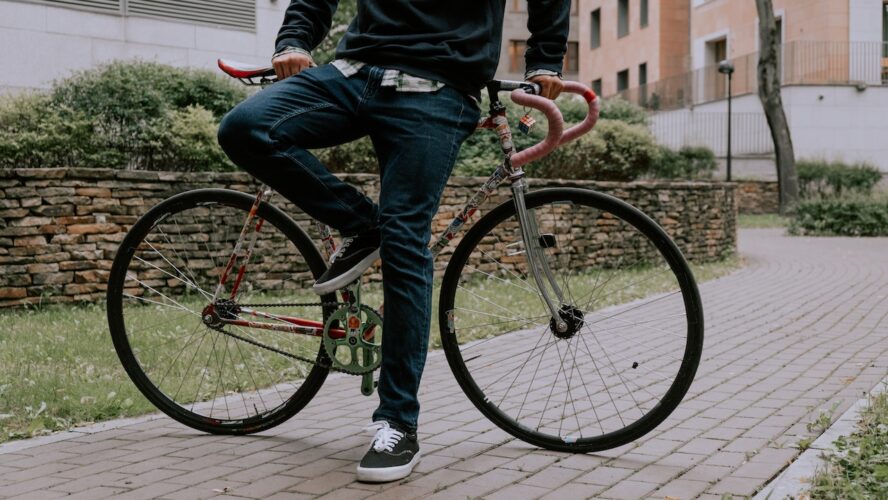 Bicicleta ergométrica ou bicicleta comum. Veja as vantagens e desvantagens