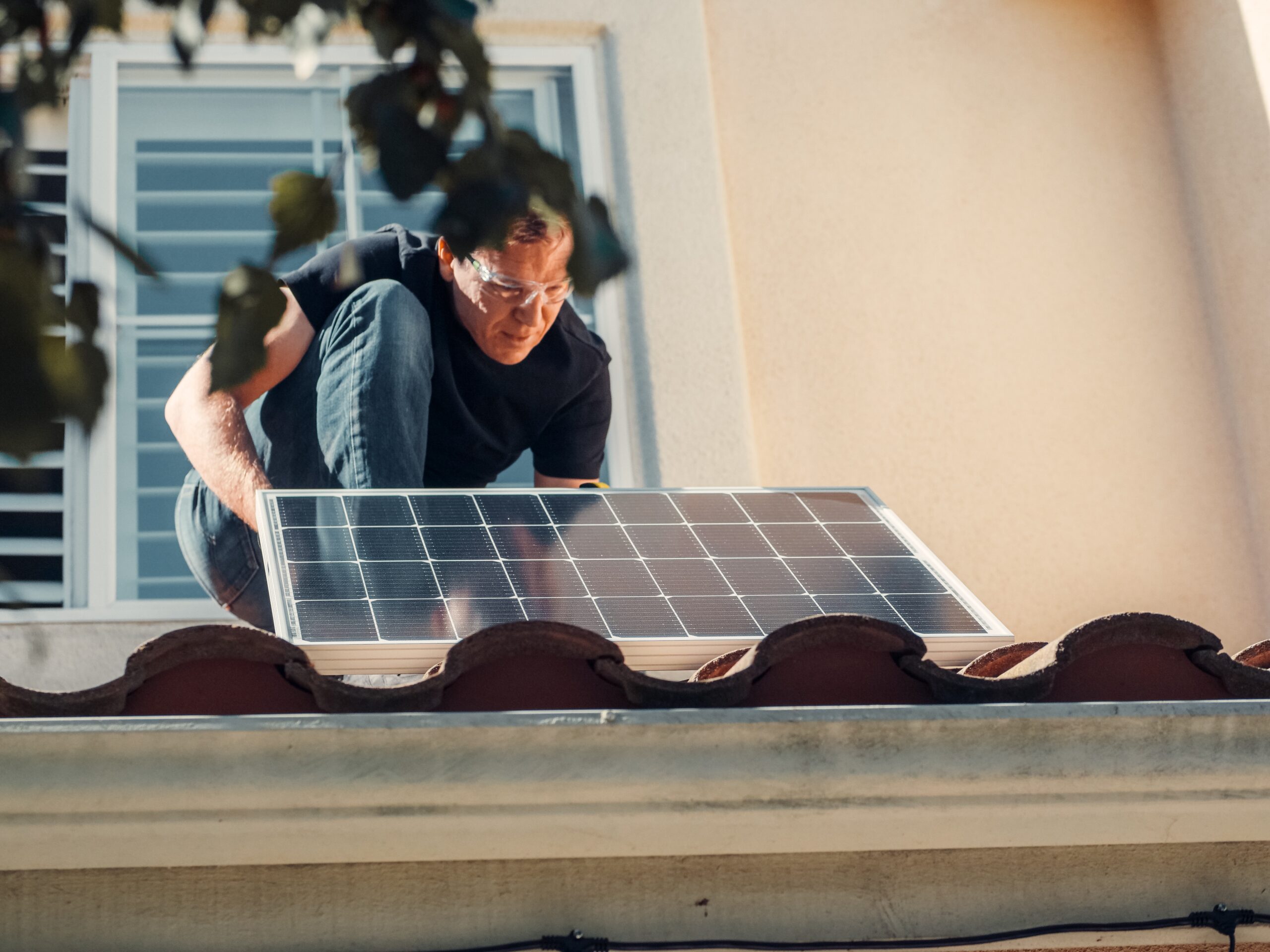 Como os Painéis Solares Podem Ajudar a Reduzir Sua Conta de Luz em 2023