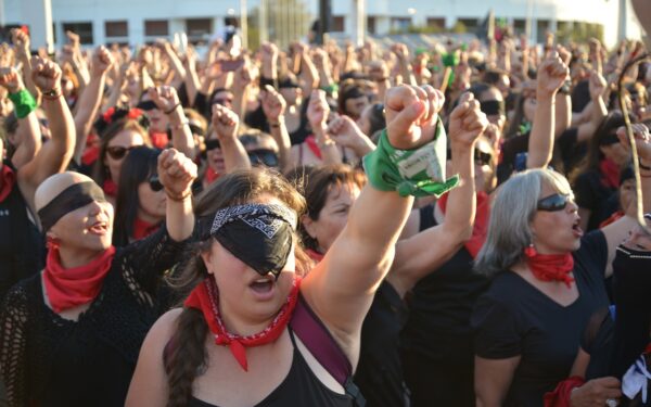 Feminismo e Política: A Luta pela Igualdade de Gênero nos Espaços de Poder