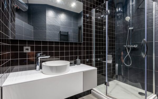 Cuidados com o rejunte e azulejos para evitar infiltrações no banheiro