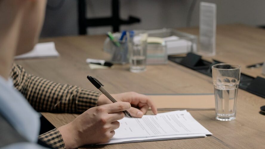 Assinatura Falsa em Contrato: O Que Fazer e Como Provar Judicialmente